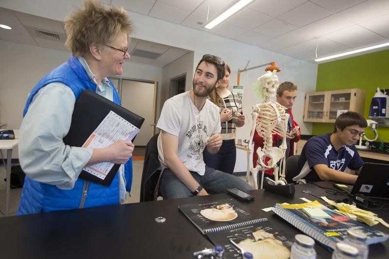 科学 professor with students in science lab